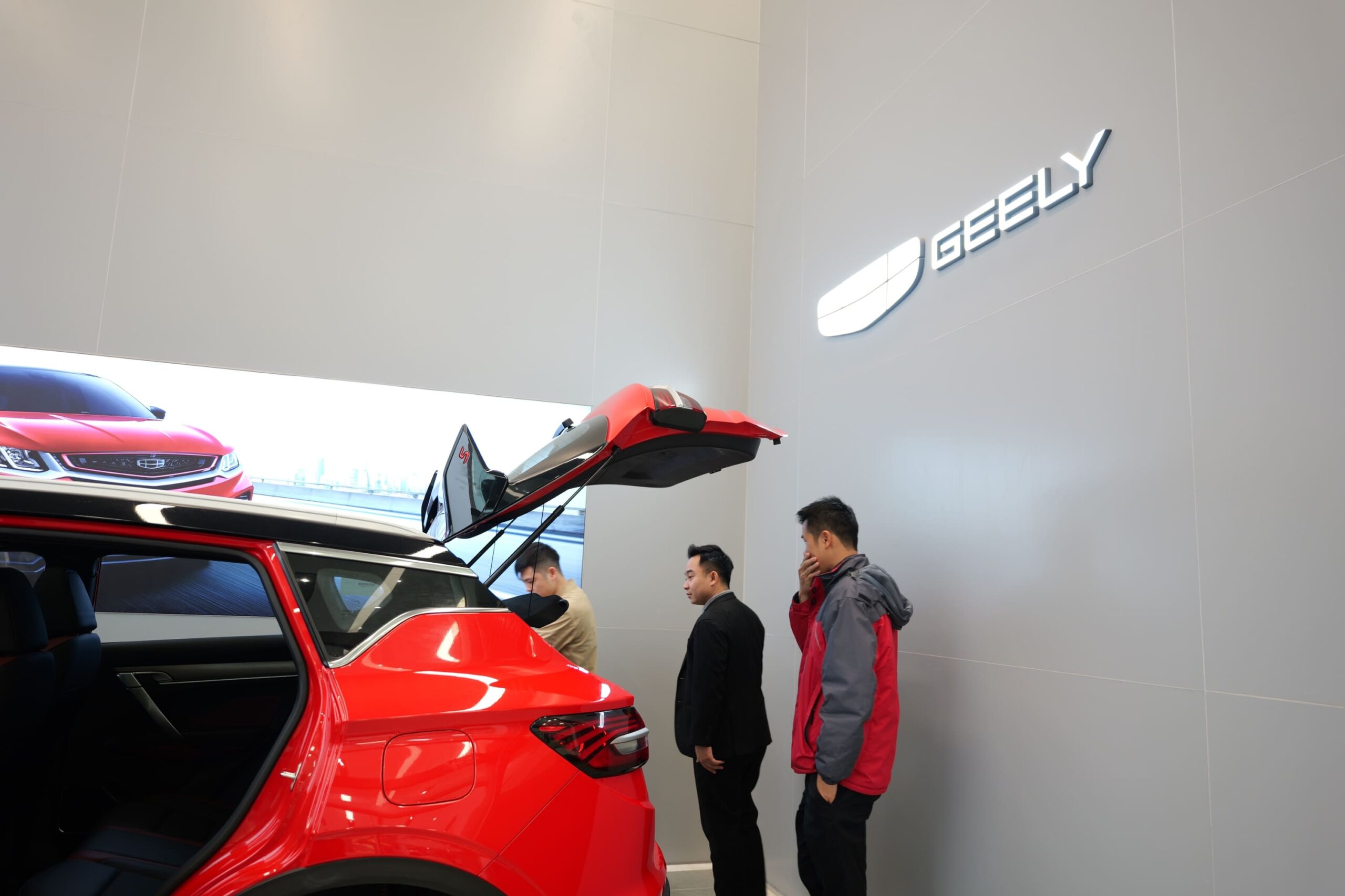 Đội ngũ Geely Quảng Ngãi hỗ trợ khách hàng nhiệt tình